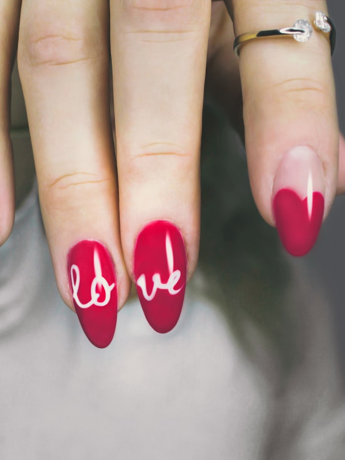 Nail art de autor en tono champán con detalles metalizados, Valencia