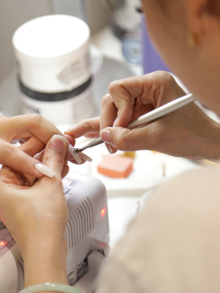 Uñas de gel con efecto perla glazed donut, salón de uñas en Valencia